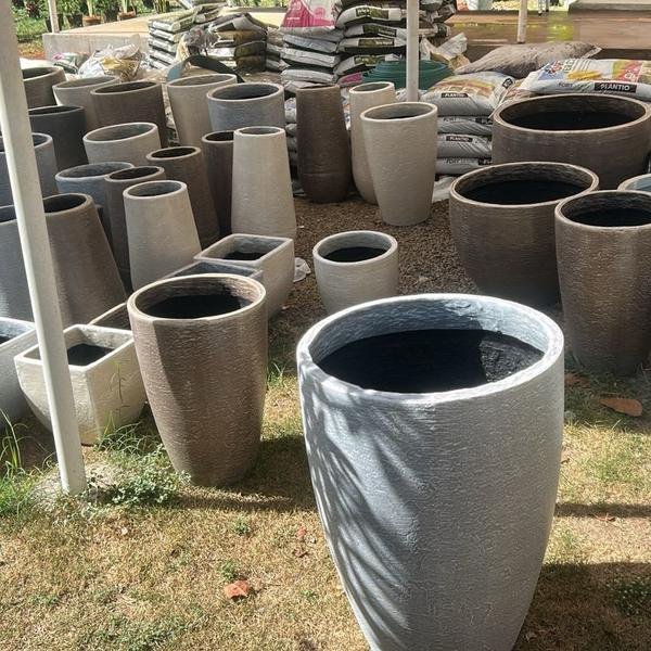 Vasos de concreto de vários tamanhos